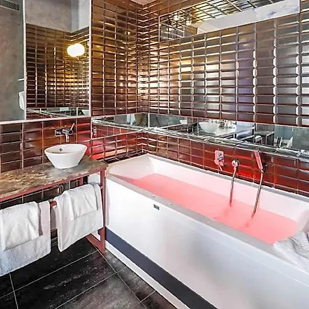 Apostrophe Hotel
