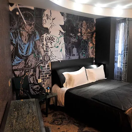 Apostrophe Hotel